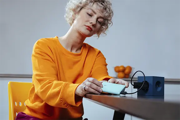 De powerbank wordt opgeladen.
