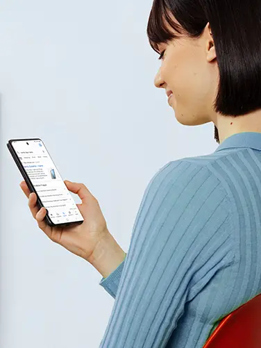 Een vrouw heeft een smartphone in haar hand.