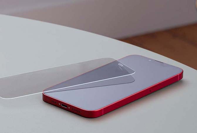 Le verre blindé se trouve à côté du téléphone.