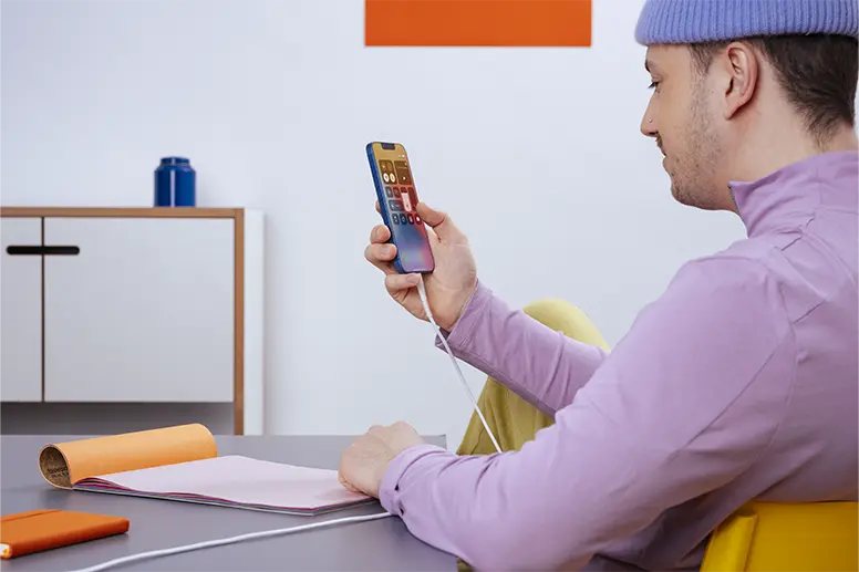 Une personne joue sur son téléphone.