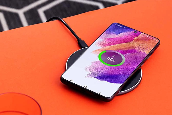 Een Samsung laadt op een inductielader