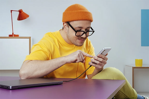 Notebook en telefoon zijn via USB C Alt Mode verbonden.