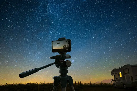 Met de juiste uitrusting sterren fotograferen met een GSM.