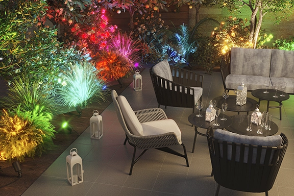 Verlichte tuinsfeer, verlicht door slimme tuinspots van Hama.