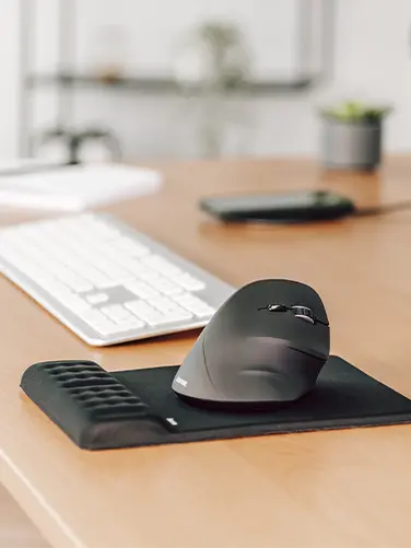 Ergonomische draadloze muis op het bureau.